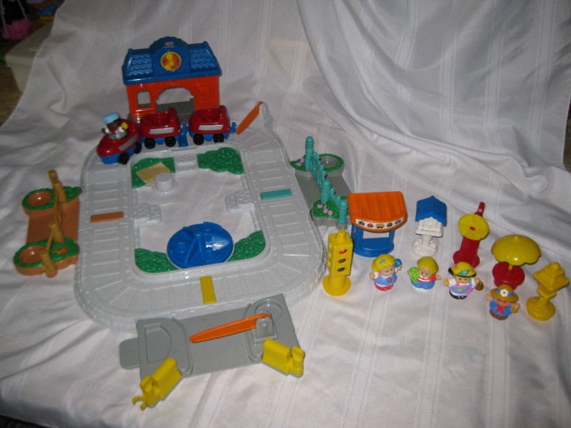 Fisher Price Little People Fun Sounds Train Town City Discovery 