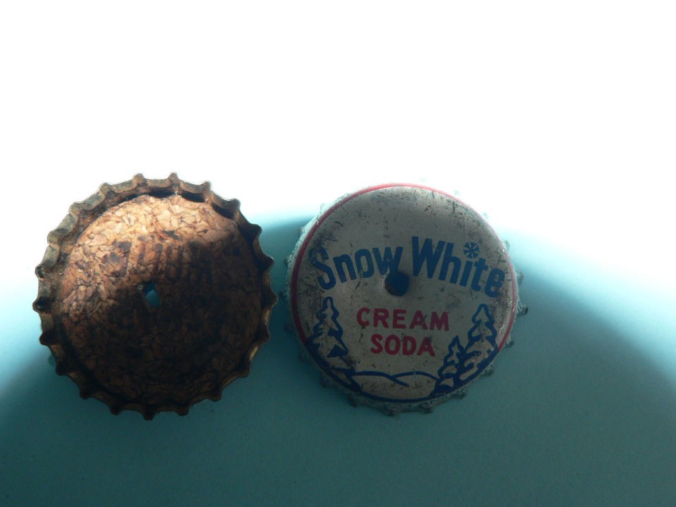 VINTAGE 1 SNOW WHITE CREAM SODA CAPS