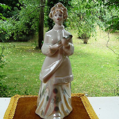 RUSSIAN LADY IN KOKOSNIK   PORCELAIN FIGURINE, MADE IN USSR 