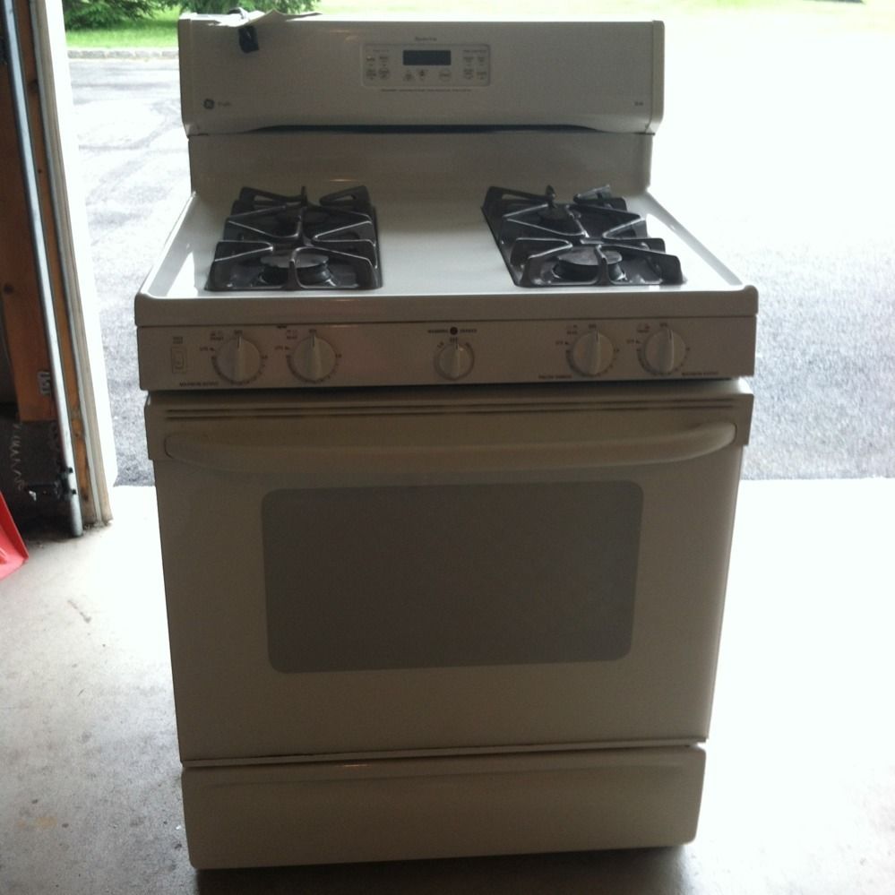   Spectra Gas Slide In Range Self Cleaning oven Ivory Good Condition
