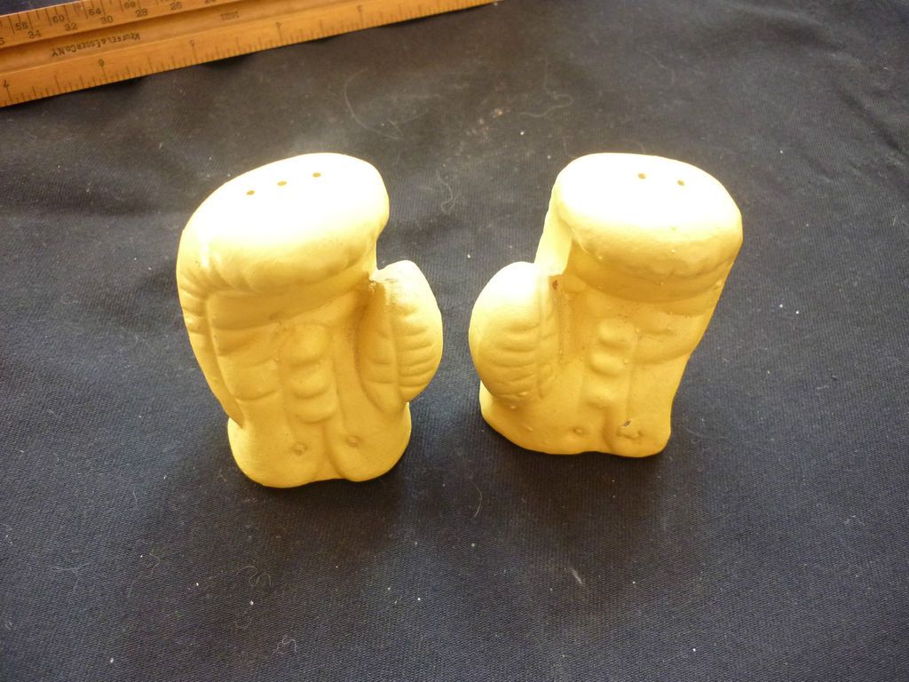 Salt/ Pepper Shakers   Boxing Gloves SP1 09